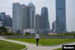 资料照:一名男子行走在空空荡荡的香港金融区。(2020年3月27日)