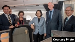 台湾总统蔡英文8月12日过境美国洛杉矶,美国在台协会主席莫健(右二)与台湾驻美代表高硕泰(右一)登机迎接