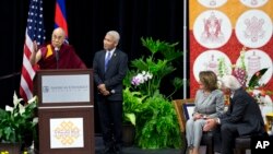 达赖喇嘛(左)6月13日在华盛顿的美利坚大学发表演讲