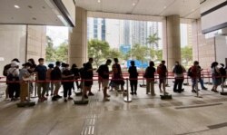 大批市民7月8日到西九龙裁判法院排队轮候旁听席,声援民主派初选47名被告。 (美国之音/汤惠芸)