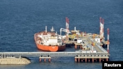 俄罗斯远东城镇纳霍德卡附近的一个石油码头(2017年11月15日)。