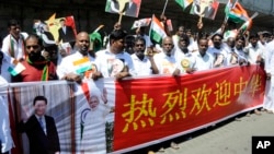 2019年10月11日星期五，印度人在印度钦奈机场外高举欢迎中国国家主席习近平的旗帜。习近平周五抵达印度，与印度总理纳伦德拉·莫迪举行峰会。