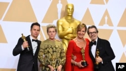 左起:最佳男配角奖获得者山姆·洛克威尔,最佳女主角奖得主弗朗西斯·麦克道曼,最佳女配角奖得主艾莉森·珍妮,最佳男主角奖获得者加里·奥德曼。(2018年3月4日)