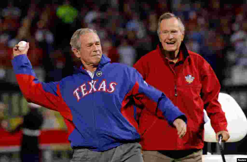 2010年10月31日,老布什看着小布什在德州为一场棒球赛象征性发球。