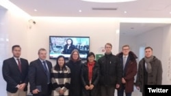 律师余文生的妻子许艳,2月15日在709律师王宇的陪伴下,会晤欧盟、德美法荷、瑞士、瑞典和捷克等国驻华使馆的人权官员 (维权网)