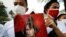 缅甸民众手举昂山素季画像聚集在泰国曼谷的联合国机构前。（2021年2月2日）