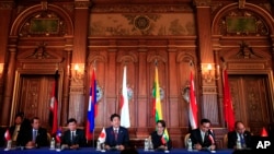 日本首相安倍(左中)在东京举行的湄公河五国领导人峰会联合记者会上发表讲话。(2018年10月9日)