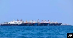 大批中国船只停泊在南中国海有争议的惠特森礁 (中国称牛轭礁,菲律宾称朱利安·费利佩礁)(Whitsun Reef)。(2021年3月7日)