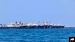 众多中国船只停泊在南中国海有争议的牛轭礁附近。(2021年3月7日)