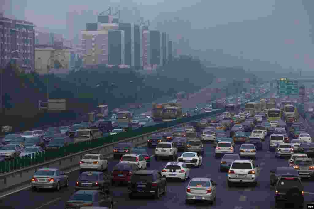 空气污染的一大原因是汽车众多(2015年10月7日)