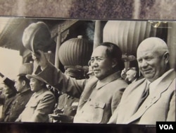 1954年赫鲁晓夫和毛泽东、金日成、周恩来在天安门上(美国之音白桦翻摄自莫斯科的赫鲁晓夫展览)