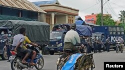 စစ်တွေမြို့မှာ ကိုဗစ်-၁၉  ကာကွယ်ရေးအတွက် နှာခေါင်းစည်းတပ်ပြီး သွားလာနေသူများ။ (သြဂုတ် ၂၇၊ ၂၀၂၀)