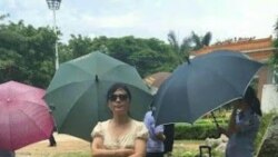 姐姐杨茂平在监狱外期待会见坐牢的弟弟郭飞雄(维权网图片)