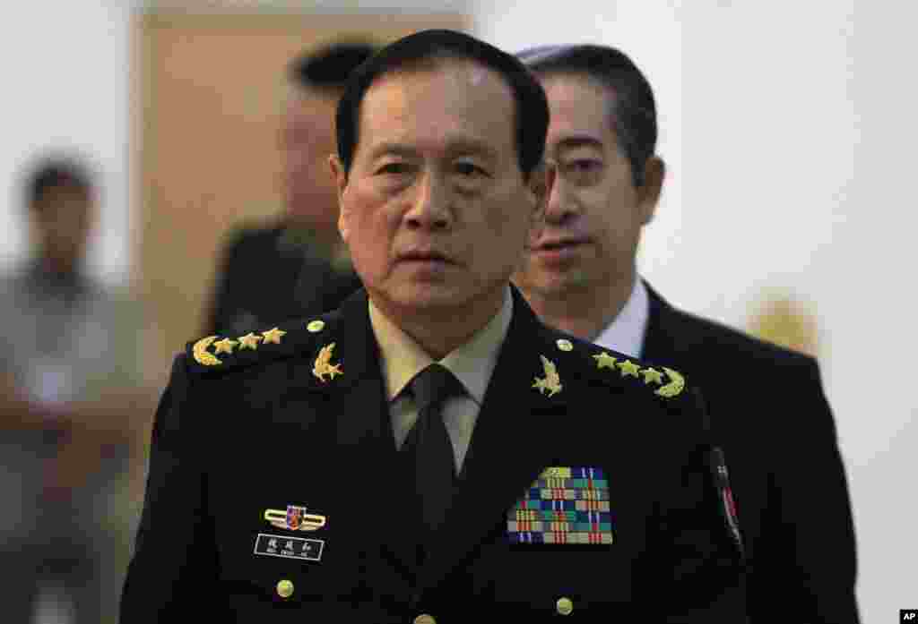 中国国防部长魏凤和抵达金边和平宫(2018年6月18日)。中国是柬埔寨最大的援助国,长期支持柬埔寨自1985年开始掌权的洪森首相。近年来,中柬大力加强在军事情报、通信和作战训练领域的全面合作。中国还帮助柬埔寨开办军事学院,协助训练柬埔寨士兵。柬埔寨在得益于中国的巨额投资和大批观光客后,政策倾向“疏美亲中”。今年3月,中柬两国军队近500名官兵在柬埔寨举行了“金龙-2018”联合军演。一些人认为,中国更多的军事支持有助于柬埔寨军队保持与邻国的军力平衡。另一些人警告说,柬埔寨去年取消与美国联合军演的计划就是金边与华盛顿、美国盟友以及其它谋求遏制中国主宰该区域的亚洲国家渐行渐远的信号。  