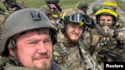 Члени Російського добровольчого корпусу на бронетехніці на прикордонному переході Грайворон у Козинці, Бєлгородська область, Росія. Опубліковано 23 травня 2023 року. Російський Добровольчий корпус/через REUTERS