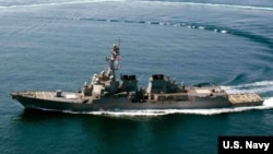 10月27日驶入中国在有争议的斯普拉特利群岛(中国称南沙群岛)修建的人造岛礁12海里之内的美国海军拉森号驱逐舰