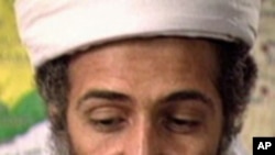 Pengungsi Suriah mencoba menyeberangi pagar perbatasan dengan Turki di Ras al-Ain saat terjadi serangan udara di kota itu (13/11).