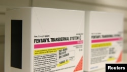 资料照:2019年5月9日,犹他州普罗佛市一家药店的货架上摆放着Apotex公司生产的芬太尼透皮系统。
