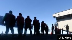 美国海军罗斯福号航空母舰的水兵在甲板上进行武器训练(美国海军2020年3月22日)