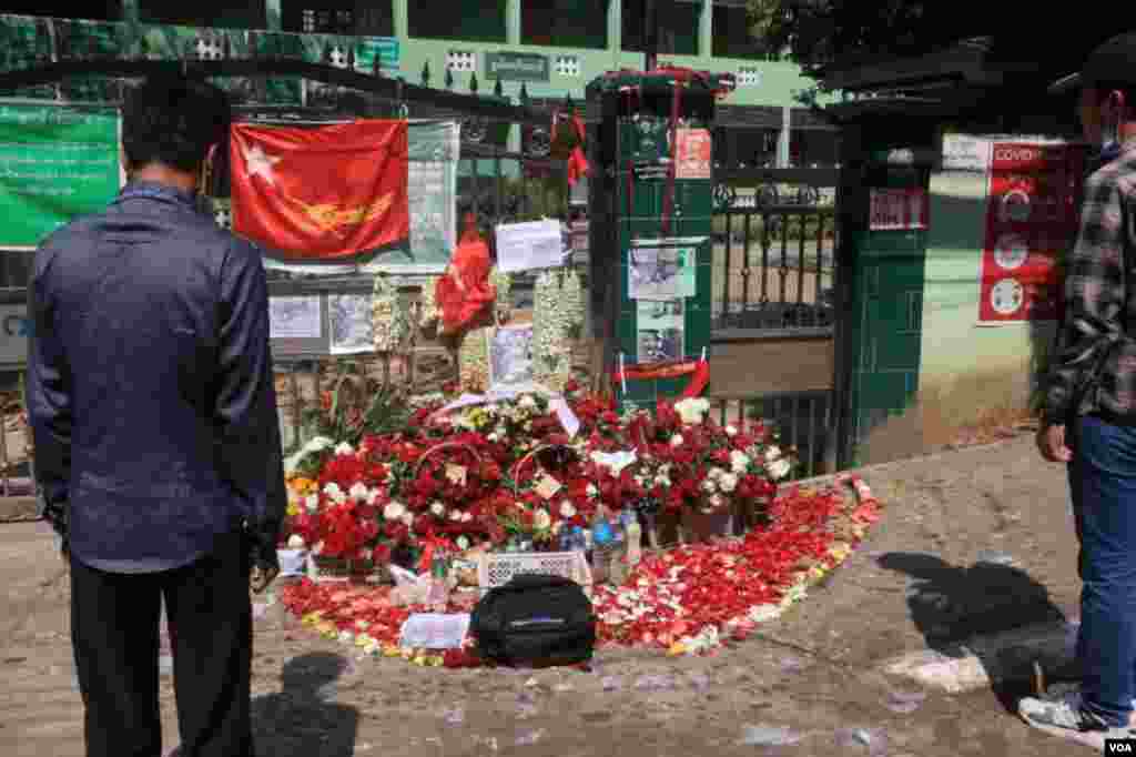 ရန်ကုန် ဆန္ဒပြပွဲအတွင်း သေနတ်ထိမှန်သေဆုံးသူများကို ၎င်းတို့ ကျဆုံးခဲ့ရာနေရာများမှာ ပန်းစည်း ပန်းခြင်းများနဲ့ အောက်မေ့ဂုဏ်ပြုခဲ့ကြတဲ့ မြင်ကွင်း။ (မတ် ၀၁၊ ၂၀၂၁)