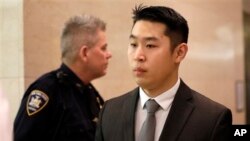 纽约市警察梁彼得(右)离开布鲁克林高级法院(2015年2月11日)