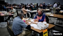 11月5日，威斯康星州密尔沃基市的选举工作人员在计票。