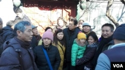 赵紫阳之子赵二军(中)与辽宁维权人士姜家文(左一)等景仰者在一起 (2016年1月17日俞梅荪拍摄)