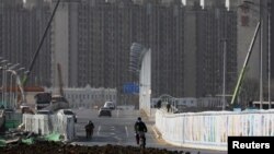 北京一处居民楼建筑工地附近的街景。(2021年1月13日)