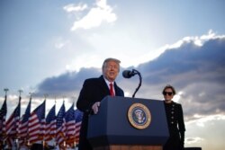 离任总统特朗普在机场发表告别讲话。(2021年1月20日)