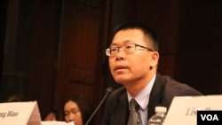 维权律师滕彪在国会作证(美国之音杨晨拍摄)