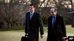 白宫秘书罗伯·波特(左)和白宫高级顾问史蒂芬·米勒离开总统专用直升机“海军陆战队一号”,走过白宫南草坪。(2018年2月5日)