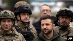 乌克兰总统泽连斯基与军人在一起。(美联社资料图)