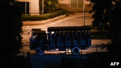 အာဏာသိမ်းဆန့်ကျင်သူများကို ညအချိန် လိုက်လံဖမ်းဆီးသည့် စစ်ကားတစီး ( March 6/2021) (ဓာတ်ပုံ - AFP)