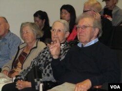 曾在香港报道中国的记者佛朗森(右一)出席记录片首映会(美国之音记者 容易拍摄)