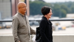 2018年7月10日,中国异议作家廖亦武和德国作家、诺贝尔文学奖获得者赫塔·穆勒(Herta Mueller)在柏林机场等待中国诺贝尔和平奖获得者刘晓波的遗孀刘霞抵达。(资料照片)