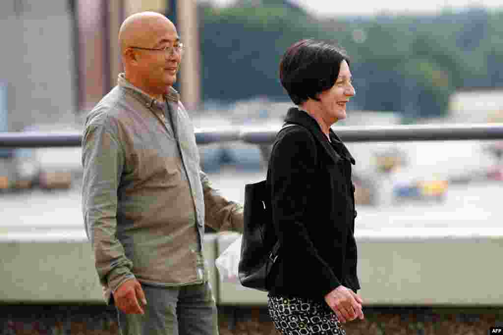 ,中国持不同政见者,旅居德国的作家廖义武, 以及德国诺贝尔文学奖获得者赫塔·穆勒2018年7月10日抵达柏林泰格尔机场迎接刘霞。