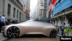 2018年9月12日,中国电动汽车初创企业蔚来汽车(NIO Inc.)的车辆停在纽约证交所(NYSE)前,庆祝公司首次公开募股(IPO)。