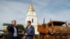 Сенатори США Ліндсі Грем Грем та Річард Блюменталь відвідали виставку знищеної російської техніки та іншого озброєння в Києві, Україна.