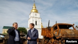 Сенатори США Ліндсі Грем Грем та Річард Блюменталь відвідали виставку знищеної російської техніки та іншого озброєння в Києві, Україна.