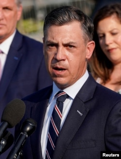 资料照:2021年7月27日,来自印地安那州的共和党联邦众议员班克斯在国会山对媒体发表讲话。(路透社)