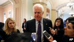 资料照:共和党联邦参议员科宁(Sen. John Cornyn, R-TX)在国会大厦接受记者提问。(2017年1月3日)