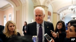 美国参议院多数党党鞭科宁(Sen. John Cornyn, R-TX)在国会大厦对记者发表谈话时有所停顿(2017年1月3日)