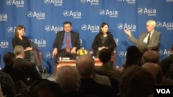 美中专家学者星期四晚在位于纽约的亚洲协会辩论美中关系究竟是合作还是竞争(美国之音方方拍摄)