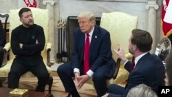 အိမ်ဖြူတော်တွေ့ဆုံပွဲအတွင်း တွေ့ရသည့် သမ္မတဇာလင်းစကီး၊ သမ္မတထရမ့်နှင့် ဒုသမ္မတ ဂျေဒီဗန့်စ်။ (မှတ်တမ်းဓာတ်ပုံ) (AP)