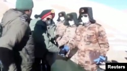 视频截图显示印度军队与中国军队从拉达克班公湖地区撤军过程景象。(2021年2月11日)