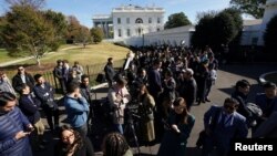 资料照片:美国总统乔·拜登在白宫椭圆形办公室会见当选总统唐纳德·特朗普,各大媒体记者在白宫西翼外等候。(2024年11月13日)