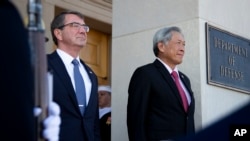 新加坡国防部长黄永宏(右)2015年12月7日访问美国国防部。左边是美国国防部长卡特(资料照片)