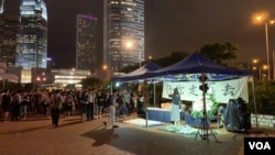 2019年7月10日晚,港岛爱丁堡广场上举行为反送中殉难者的默哀仪式(美国之音谭嘉琪拍摄)