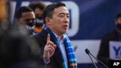 杨安泽1月14日在纽约晨边公园宣布竞选纽约市长 (美联社)