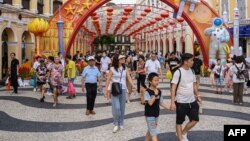 资料照片: 2023年10月3日黄金周期间中国游客在澳门